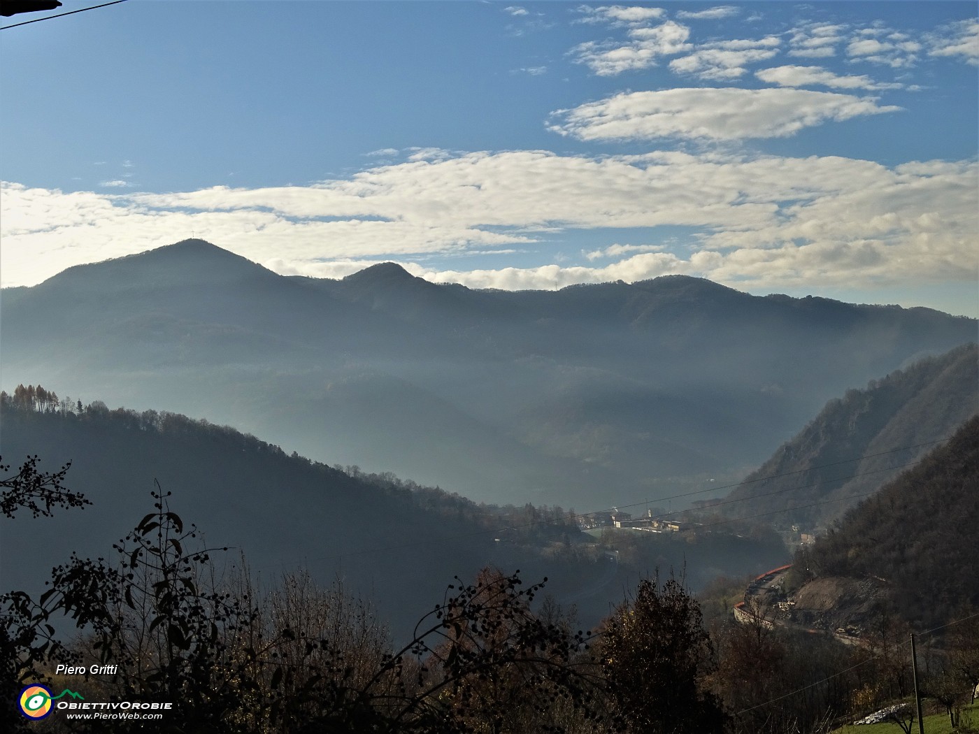 36 Da Spino al Brembo vista verso Zogno e il Canto Alto (1146 m).JPG